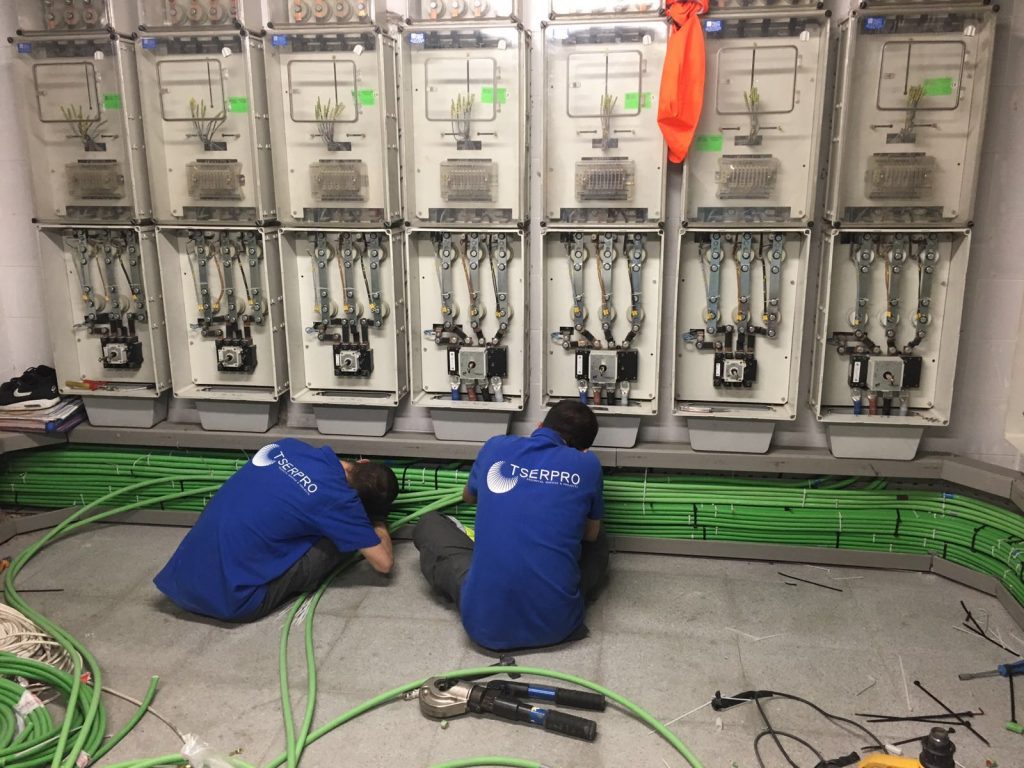 Labores de Mantenimiento eléctrico Operarios de TSERPRO realizan labores de mantenimiento electrico.